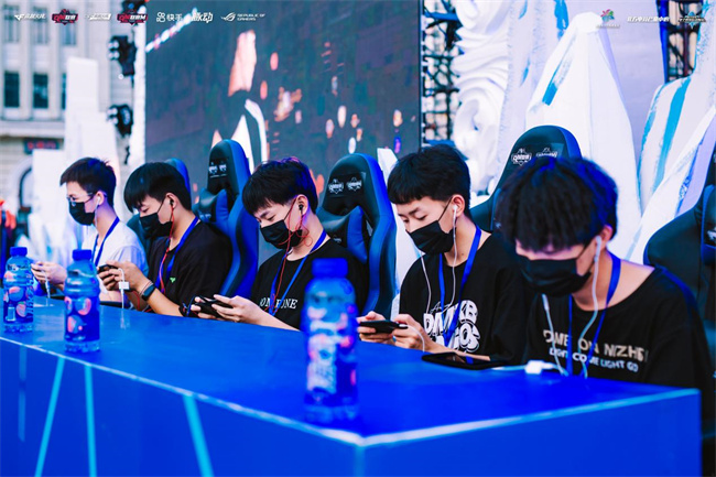 与高额待遇 与高额待遇