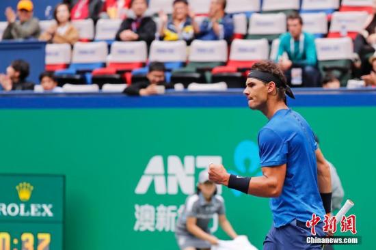 一位选手笑 一位选手笑